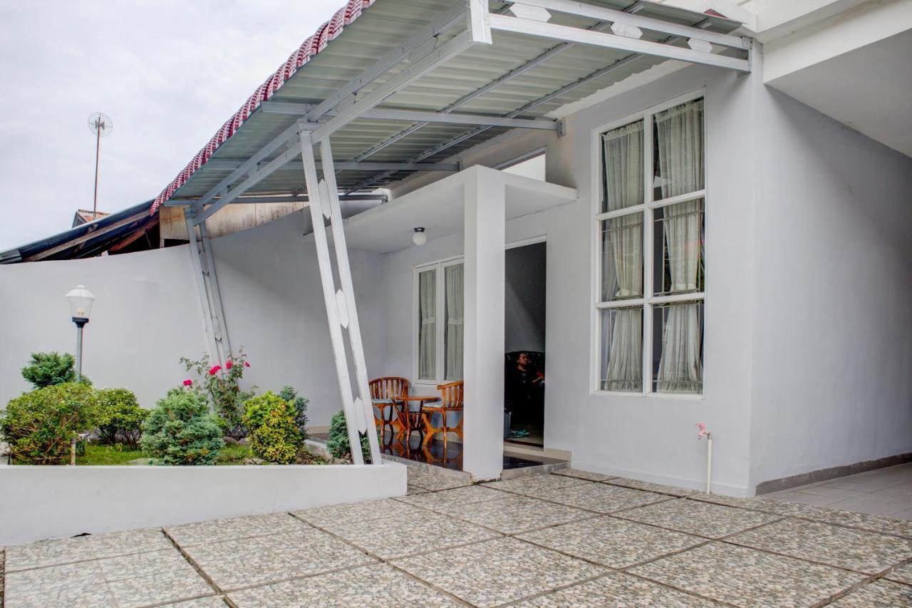 Oyo 3690 Wisma Yani Syariah Padang  Exterior photo